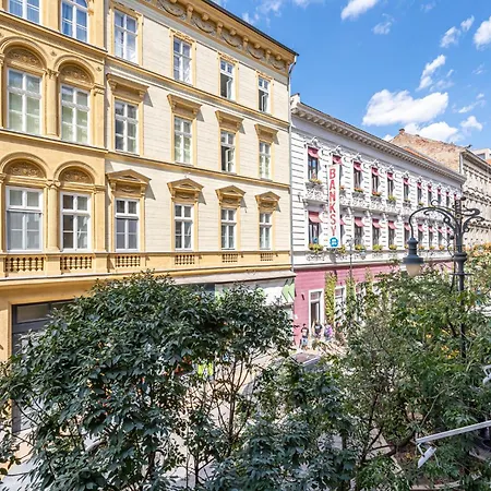 Gozsdu Court Le Noir Appartement