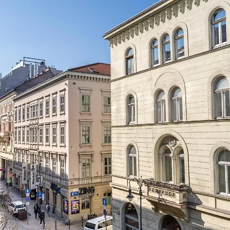 Ghetto - Gozsdu Court Le Noir