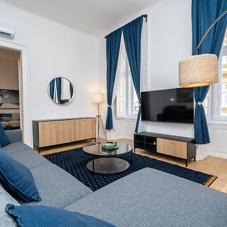 Ghetto - Gozsdu Court Le Noir *