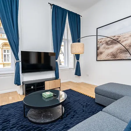 Ghetto - Gozsdu Court Le Noir *